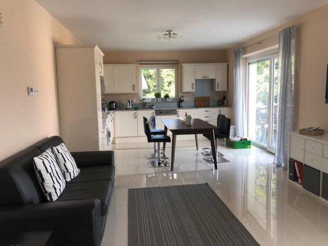 Velden View Ferienwohnung Mit Grosser Sonnenterrasse Und See- Und Karawankenblick 沃尔特湖畔韦尔登 外观 照片