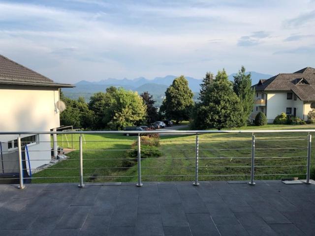 Velden View Ferienwohnung Mit Grosser Sonnenterrasse Und See- Und Karawankenblick 沃尔特湖畔韦尔登 外观 照片